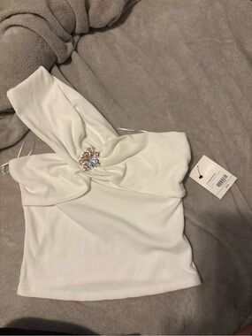 Ribbed White One-Shoulder Twist Crop Top with Gold Accent